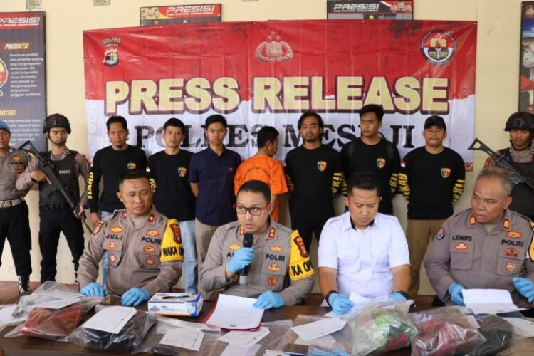 Polres Mesuji menggelar ungkap kasus pembunuhan seorang guru SD di Kecamatan Tanjung Raya, Mesuji, Lampung, Jumat (1/3/2024).