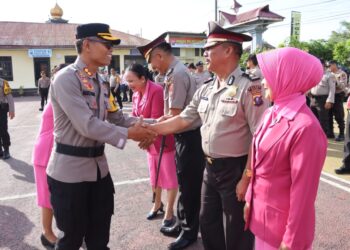 Kapolres Dairi AKBP Agus Bahari P.A, SIK, SH, M.Si bertindak selaku Inspektur Upacara memimpin pelaksanaan kegiatan Upacara, yang dilaksanakan di Halaman Apel Mapolres Dairi. Jumat (01-03-2024).