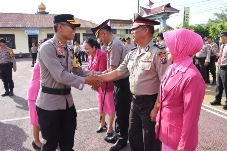 Kapolres Dairi AKBP Agus Bahari P.A, SIK, SH, M.Si bertindak selaku Inspektur Upacara memimpin pelaksanaan kegiatan Upacara, yang dilaksanakan di Halaman Apel Mapolres Dairi. Jumat (01-03-2024).
