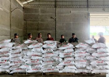 CEK : Personel Poksek Firdaus bersama personel Koramil 10 Seirampah mencek stok beras di gudang penggilingan padi milik Aki di Dusun I Desa Firdaus, Kecamaran Seirampah, Jumat (1/3/2024). (Foto Dok/Polsek Firdaus)