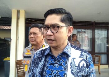 BERI APRESIASI: Komisioner Kompolnas Yusuf Warsyim beri apresiasi kepada Polda Sumut menggunakan face recognition atau identifikasis wajah di kejuaraan ajang balap perahu motor internasional F1 Powerboat
di Balige, Kabupaten Toba, Sumut, Jumat (1/3/2024). (Foto Dok/ Polda Sumut)