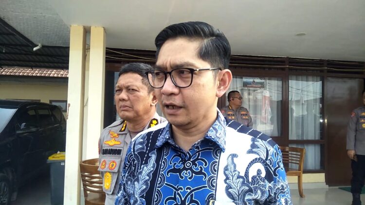 BERI APRESIASI: Komisioner Kompolnas Yusuf Warsyim beri apresiasi kepada Polda Sumut menggunakan face recognition atau identifikasis wajah di kejuaraan ajang balap perahu motor internasional F1 Powerboat
di Balige, Kabupaten Toba, Sumut, Jumat (1/3/2024). (Foto Dok/ Polda Sumut)