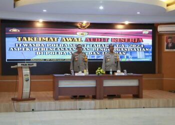 Itwasda Polda Sulawesi Utara menggelar Audit Kinerja Tahap I TA 2024 yang diawali dengan taklimat awal, di aula Tribrata Polda Sulut, Kamis (29/2/2024). Taklimat awal dipimpin Wakapolda Sulut Irjen Pol Jan de Fretes didampingi Irwasda Kombes Pol Bayu, dan dihadiri oleh para PJU Polda Sulut dan para Kapolres/ta jajaran.
