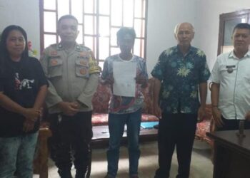 BhabinKamtibmas dari Polsek Mapanget berhasil menyelesaikan permasalahan yang sedang mengganggu di kantor Lurah Paniki Bawah, Kelurahan Paniki Bawah, LK.V, Kecamatan Mapanget, Kota Manado
