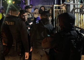Polresta Manado menunjukkan respons cepat terhadap laporan yang masuk melalui Call Centre 112/110 mengenai seorang individu yang menciptakan keributan karena mabuk di Kelurahan Sario Tumpaan, Kecamatan Sario.