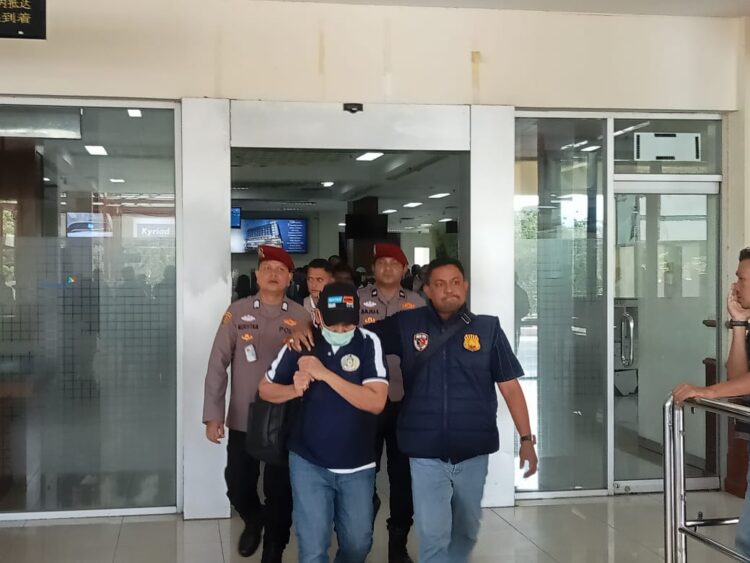 Penyidik Subdit 3 Tipidkor Ditreskrimsus Polda Aceh menjemput satu orang tersangka kasus beasiswa berinisial DS dari Lapas Narkotika kelas IIA Cipinang, Jakarta, Kamis, 29 Februari 2024.