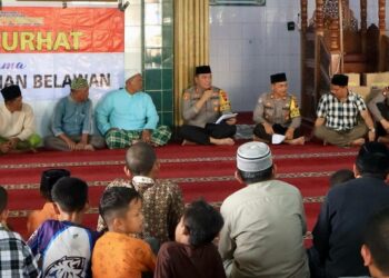TATAP MUKA : Kapolres Pelabuhan Belawan Janton Silaban, tatap muka dengan masyarakat melalui kegiatan Jumat Curhat di Mesjid Nurul Iman, Belawan, Jumat (1/3/2024).(Foto Dok/Polres Belawan)