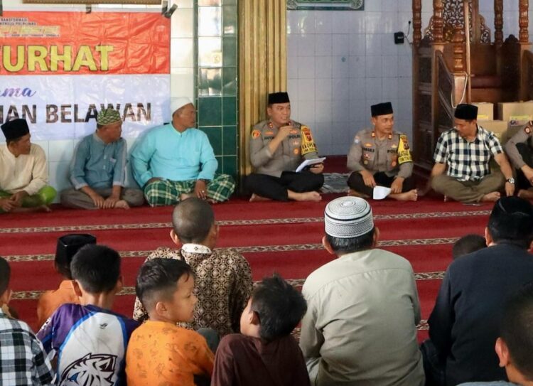 TATAP MUKA : Kapolres Pelabuhan Belawan Janton Silaban, tatap muka dengan masyarakat melalui kegiatan Jumat Curhat di Mesjid Nurul Iman, Belawan, Jumat (1/3/2024).(Foto Dok/Polres Belawan)