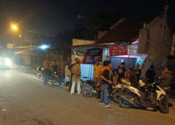 PASCA ANIAYA WARGA : Kondisi jalan Imam Bonjol usai sekelompok pemuda bermotor menganiaya warga, Jumat (1/3/2024) subuh, di Lubukpakam. (Foto.Dok/Warga sekitar).