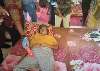 EVAKUASI : Tim Inafis Polres Tebingtinggi saat mengevakuasi jenazah Asni yang ditemukan diatas tempat tidurnya, Jumat (1/3/2024). (Foto Dok/Humas Polres Tebingtinggi)