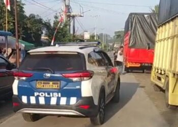 KAWAL : Polres Pelabuhan Belawan melakukan pengawalan hasil rekapitulasi perhitungan suara Pemilu 2024 dari PPK Hamparan Perak menuju Gudang KPUD Deliserdang, Jumat (1/2/2024).(Foto Dok/Polres Belawan)
