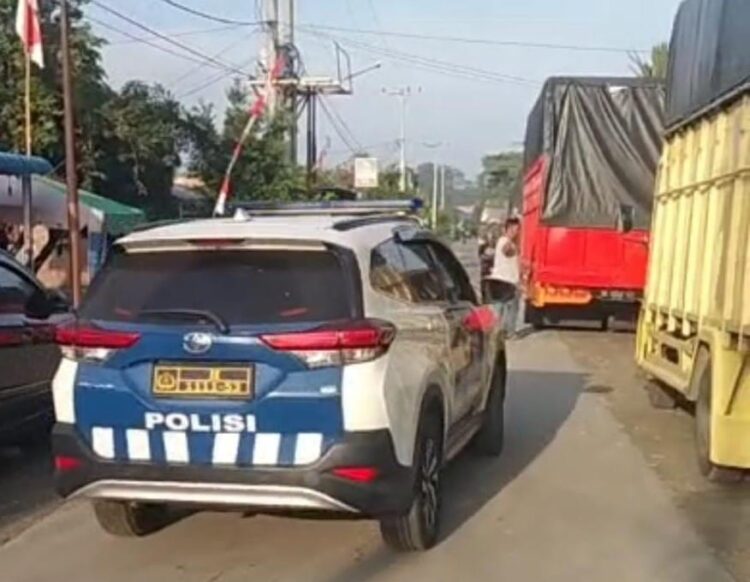 KAWAL : Polres Pelabuhan Belawan melakukan pengawalan hasil rekapitulasi perhitungan suara Pemilu 2024 dari PPK Hamparan Perak menuju Gudang KPUD Deliserdang, Jumat (1/2/2024).(Foto Dok/Polres Belawan)