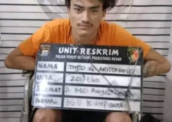 DIAMANKAN: Seorang bandit jalanan berinisial TA diamankan di Polsek Percut Sei Tuan dan duduk di kursi roda usai ditembak petugas karena melakukan perlawanan saat hendak ditangkap, Jumat (1/3/2024).(Foto Dok/Polsek)
