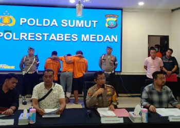 NB: Aldo | M Ramadhan | Iboy | Ferry Fadly alias Ferry Tato | Theo Agustira Situmorang | Reno Ardiansyah - DITEMBAK: Kapolrestabes Medan Kombes Pol Teddy JS Marbun didampingi Kanit Reskrim Polsek Percut Sei Tuan Iptu Japri Simamora memberikan keterangan terkait penangkapan 5  komplotan pelaku begal sadis, 3 terpaksa ditembak dan juga mengamankan seorang penadah, di Mapolrestabes, Jumat (1/3/2024).(Foto Dok/Polrestabes)