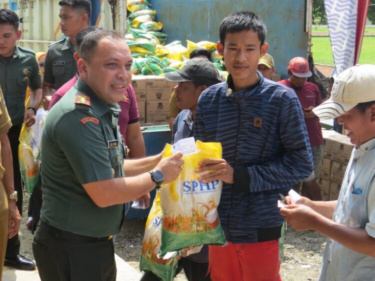 Operasi Pasar Murah yang dihadiri langsung Komandan Kodim 0402/OKI Letkol Inf Irsyad Mahdi Pane beserta forum komunikasi pimpinan daerah (Forkopimda) Ogan Komering Ilir, Senin (26/2/24).