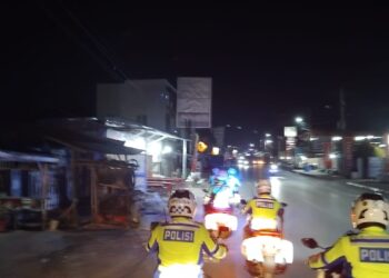 PATROLI: personel tim urai Ditlantas Polda Sumut melaksanakan patroli di Sekitar Kota Balige Kabupaten Toba untuk pengamanan event F1 Powerboat, Jumat (1/3/2024) malam. (Foto Dok/ Polda Sumut)