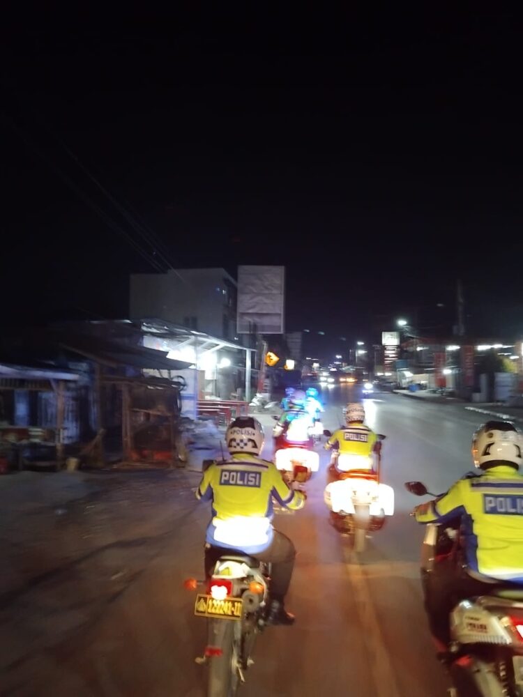 PATROLI: personel tim urai Ditlantas Polda Sumut melaksanakan patroli di Sekitar Kota Balige Kabupaten Toba untuk pengamanan event F1 Powerboat, Jumat (1/3/2024) malam. (Foto Dok/ Polda Sumut)