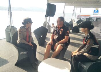 SAMPAIKAN APRESIASI: Director Logistic F1h2O (Powerboat), Alec Cavallero, sampaikan apresiasi pengamanan luar biasa yang diberikan Polda Sumut. (Foto Dok/ Polda Sumut)