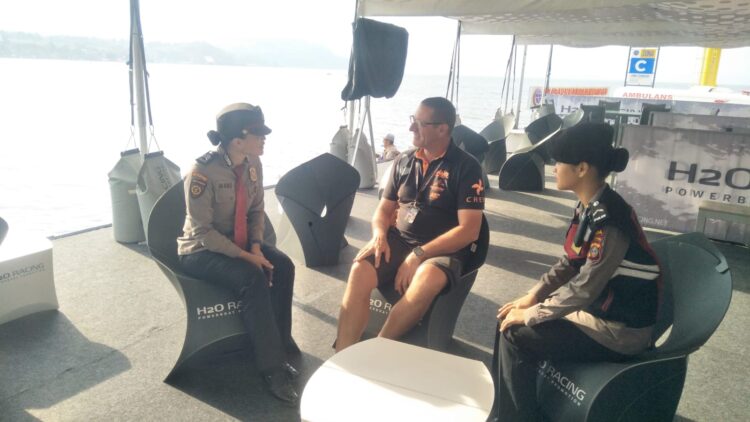 SAMPAIKAN APRESIASI: Director Logistic F1h2O (Powerboat), Alec Cavallero, sampaikan apresiasi pengamanan luar biasa yang diberikan Polda Sumut. (Foto Dok/ Polda Sumut)