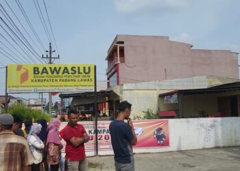 Ratusan massa dari Masyarakat Kawal Pemilu yang didominasi oleh ibu-ibu menggelar aksi ke kantor Bawaslu Padanglawas Jalan Kihajar Dewantara Sibuhuan pada hari Jumat (01/03/24).