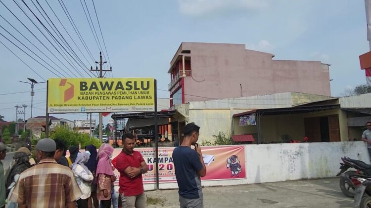 Ratusan massa dari Masyarakat Kawal Pemilu yang didominasi oleh ibu-ibu menggelar aksi ke kantor Bawaslu Padanglawas Jalan Kihajar Dewantara Sibuhuan pada hari Jumat (01/03/24).