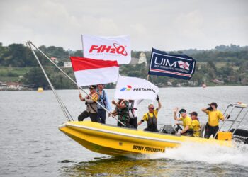 BAWA BENDERA: Kapolda Sumut Irjen Pol Agung Setya Imam Effendi membawa bendera merah putih mengitari arena F1 Powerboat. (Foto Dok/ Polda Sumut)