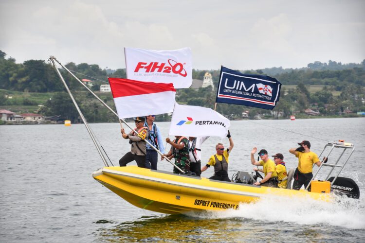 BAWA BENDERA: Kapolda Sumut Irjen Pol Agung Setya Imam Effendi membawa bendera merah putih mengitari arena F1 Powerboat. (Foto Dok/ Polda Sumut)