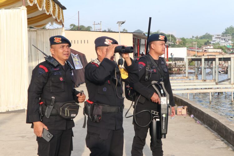 MEMANTAU: Personel Satuan Brimob Polda Sumut memantau keberadaan drone liar yang tidak memiliki izin terbang di sekitar venue F1 Powerboat, Sabtu (2/3/2024). (Foto Dok/ Polda Sumut)