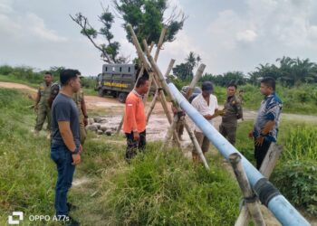CEK: Personel Sat Reskrim Polres Sergai mengecek aktifitas penyedotan pasir ilegal di Desa Sei Belutu Kecamatan Sei Bamban Kabupaten Sergai, Jum'at (1/3/2024). (Foto Dok/ Humas )