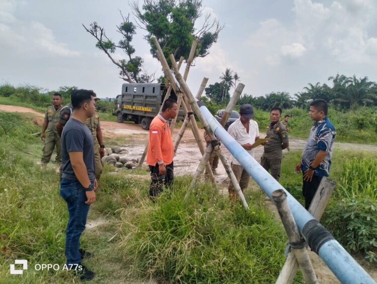 CEK: Personel Sat Reskrim Polres Sergai mengecek aktifitas penyedotan pasir ilegal di Desa Sei Belutu Kecamatan Sei Bamban Kabupaten Sergai, Jum'at (1/3/2024). (Foto Dok/ Humas )