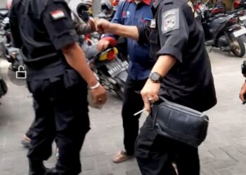 DIPUKUL: Jukir Hotel GA, Surya Yudistira saat akan dipukul seorang ketua ormas, MB, Selasa (27/2/2024). (Foto Screnshoot)