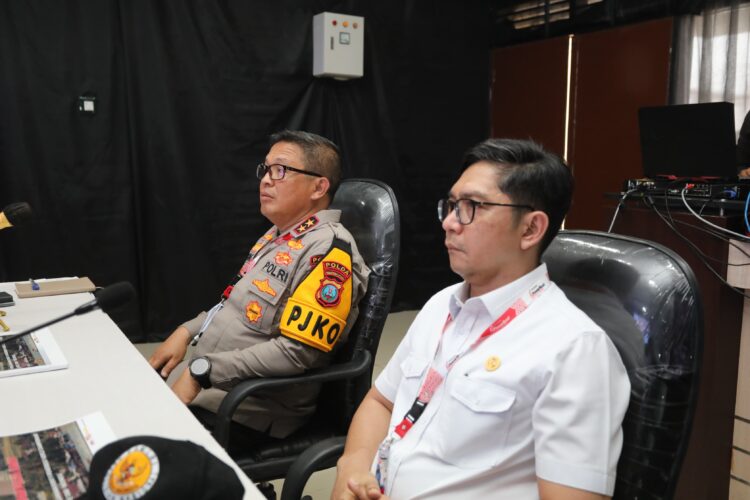TINJAU: Komisioner Kompolnas, Yusuf Warsyim meninjau Command Center bersama Kapoldasu Irjen Pol Agung Setya Imam Effendi di Balige, Kabupaten Toba, Minggu (3/3/2024). (Foto Dok/ Polda Sumut