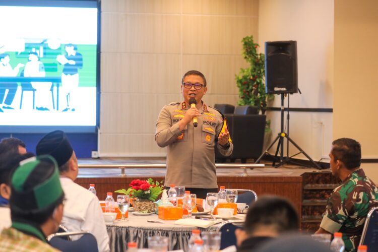 JADI PEMBICARA: Kapolda Sumut, Irjen Pol Agung Setya Imam Effendi menjadi pembicara pada acara dialog politik di Aula FISIP USU, Jumat (1/3/2024). (Foto Dok/ Polda Sumut)