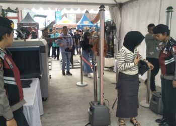 PERIKSA: Personel Dit Pamobvit P memeriksa para penonton ketika memasuki venue utama untuk menyaksikan F1 Powerboat. (Foto Dok/ Polda Sumut)