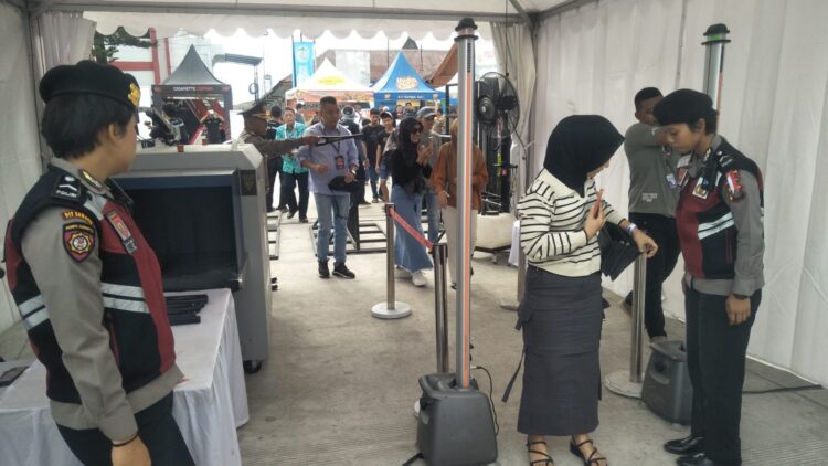 PERIKSA: Personel Dit Pamobvit P memeriksa para penonton ketika memasuki venue utama untuk menyaksikan F1 Powerboat. (Foto Dok/ Polda Sumut)