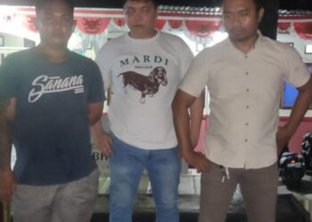 Polsek Tikala berhasil mengamankan seorang pelaku penimbunan Bahan Bakar Minyak (BBM) bersubsidi jenis solar di Kota Manado, Sulawesi Utara. Pelaku, yang diketahui berinisial AK, tertangkap tangan pada Jumat, 01 Maret 2024, sekitar pukul 19.12 WITA