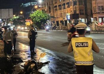 Satuan Samapta Polresta Manado melaksanakan Kegiatan Rutin Yang Ditingkatkan (KRYD) di kawasan strategis kota. Kegiatan ini berlangsung di depan markas komando (mako) Polresta Manado, dimana petugas melakukan pemantauan arus lalu lintas (lalin) dan aktivitas masyarakat, Jumat (1/3/2024).