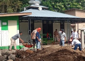 Kapolsek Harian Boho Polres Samosir AKP Efendi Abbas, memimpin kegiatan gotong royong di Masjid Nurul Huda Desa Turpuk Sihotang Kecamatan Harian Kabupaten Minggu (03/03/2024).
