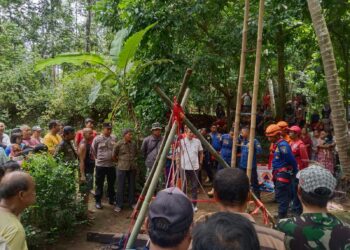 Seorang kakek ditemukan meninggal dunia di dalam sumur wilayah Desa Slinga, Kecamatan Kaligondang, Kabupaten Purbalingga, Minggu (3/3/2024). Diduga korban yang sudah berusia lanjut terpeleset dan jatuh ke dalam sumur.