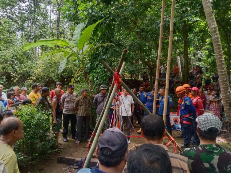 Seorang kakek ditemukan meninggal dunia di dalam sumur wilayah Desa Slinga, Kecamatan Kaligondang, Kabupaten Purbalingga, Minggu (3/3/2024). Diduga korban yang sudah berusia lanjut terpeleset dan jatuh ke dalam sumur.