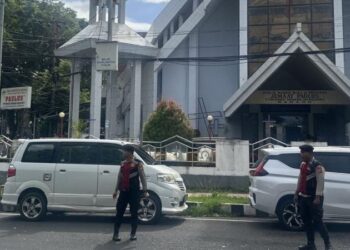 Patroli rayon melaksanakan kegiatan Paja Somat dengan sigap di Gereja GMIM Bukit Moria Tikala Baru, Minggu (3/3/2024), untuk memantau aktivitas masyarakat yang sedang melaksanakan ibadah
