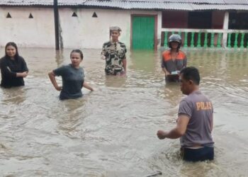 Polsek Tuminting menunjukkan komitmen tinggi untuk melindungi dan melayani warganya. Dengan respons yang cepat dan sigap, petugas kepolisian segera turun tangan untuk membantu evakuasi warga yang terdampak bencana alam tersebut, Sabtu (2/3/2024).