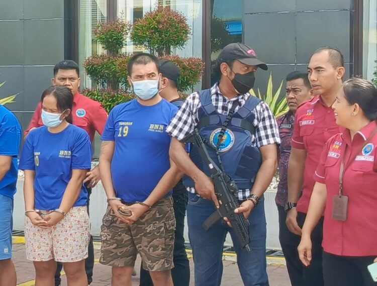 DIAMANKAN: Pasutri berinisial ZH dan RM diamankan di kantor BNNP Sumut usai mengirimkan paket ganja seberat 5,5 Kg tujuan Tangerang melalui ekspedisi, Senin (4/3/2024).(Foto Dok/BNN)