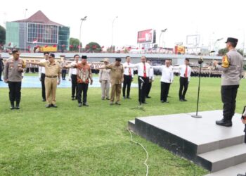 Polda Sumsel berikan penghargaan dan Pin Emas kepada personel dan masyarakat di halaman Gedung utama Presisi Mapolda Sumsel, Jalan Jenderal Sudirman KM 4 Palembang diikuti secara virtual oleh Polres/Tabes jajaran Senin 4 Maret 2024.