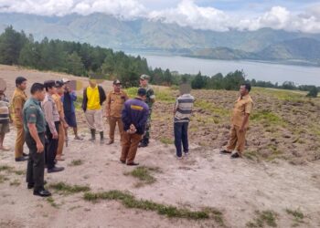 Bersama dengan Sertu T. Sihotang personil Babinsa dari koramil pangururan, mereka segera menuju lokasi di sekitar Desa Huta Tinggi Kecamatan Pangururan Kabupaten Samosir. Senin, (04/03/2024) Pukul 09:00 Wib.
