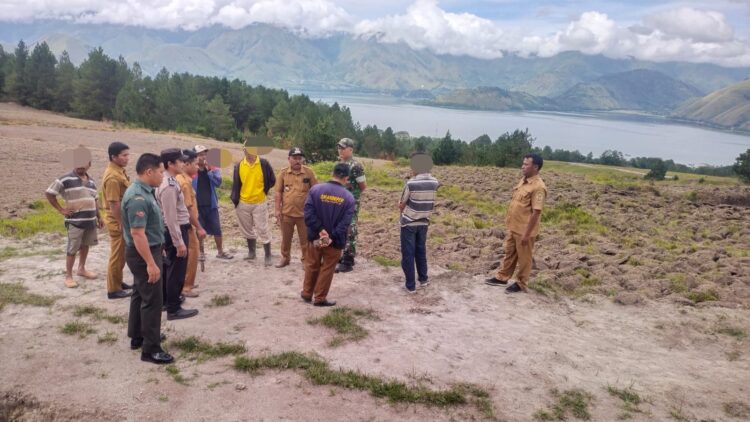 Bersama dengan Sertu T. Sihotang personil Babinsa dari koramil pangururan, mereka segera menuju lokasi di sekitar Desa Huta Tinggi Kecamatan Pangururan Kabupaten Samosir. Senin, (04/03/2024) Pukul 09:00 Wib.