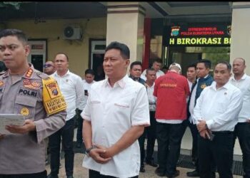 BERI KETERANGAN: Kabid Humas Polda Sumut, Kombes Pol Hadi Wahyudi memberi keterangan pengungkapan mafia beras bulog, Senin (4/3/2024) di Mapolda Sumut. (Foto Dok/ Polda Sumut)