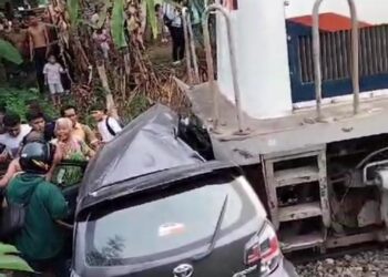 TABRAK : Mini bus dengan nomor polisi BK 1440 NS ditabrak kereta api jurusan Siantar - Tebingtinggi di Jalan Pulau Sumatera, Kelurahan Persiakan, Kecamatan Padang Hulu, Senin (4/3/2024). (Ist)
