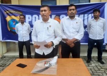 Note : FRS = Firman Remondo Siahaan | MFA = Muhammad Ferdy Afriansyah | AZF = Ahmad Zaki Fauzan | JM = Juanda Mahfud - Keterangan Foto
JELASKAN : Ps Kasi Humas Polres Sergai, Iptu Edward Sidauruk didampingi Kanit Pidum Satreskrim Iptu Sakban Hasibuan menjelaskan penangkapan terduga pelaku Curat, Senin (4/3/2024). (Foto Dok/Polres)