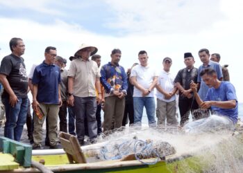 Kenduri laot digelar di Desa Wisata Anoi Itam, Kecamatan Sukajaya, Kota Sabang, Minggu (3/3/2024). Masyarakat sekitar dan turis asing ramai mendatangi lokasi untuk menikmati sajian kuah beulangong.
